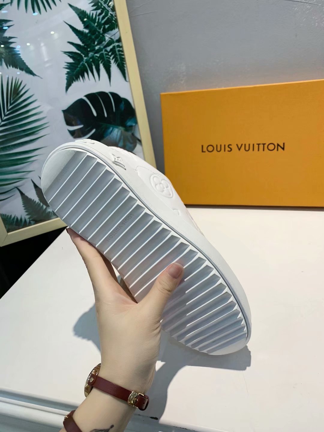 CN - New Arrival Luv Sneaker 219