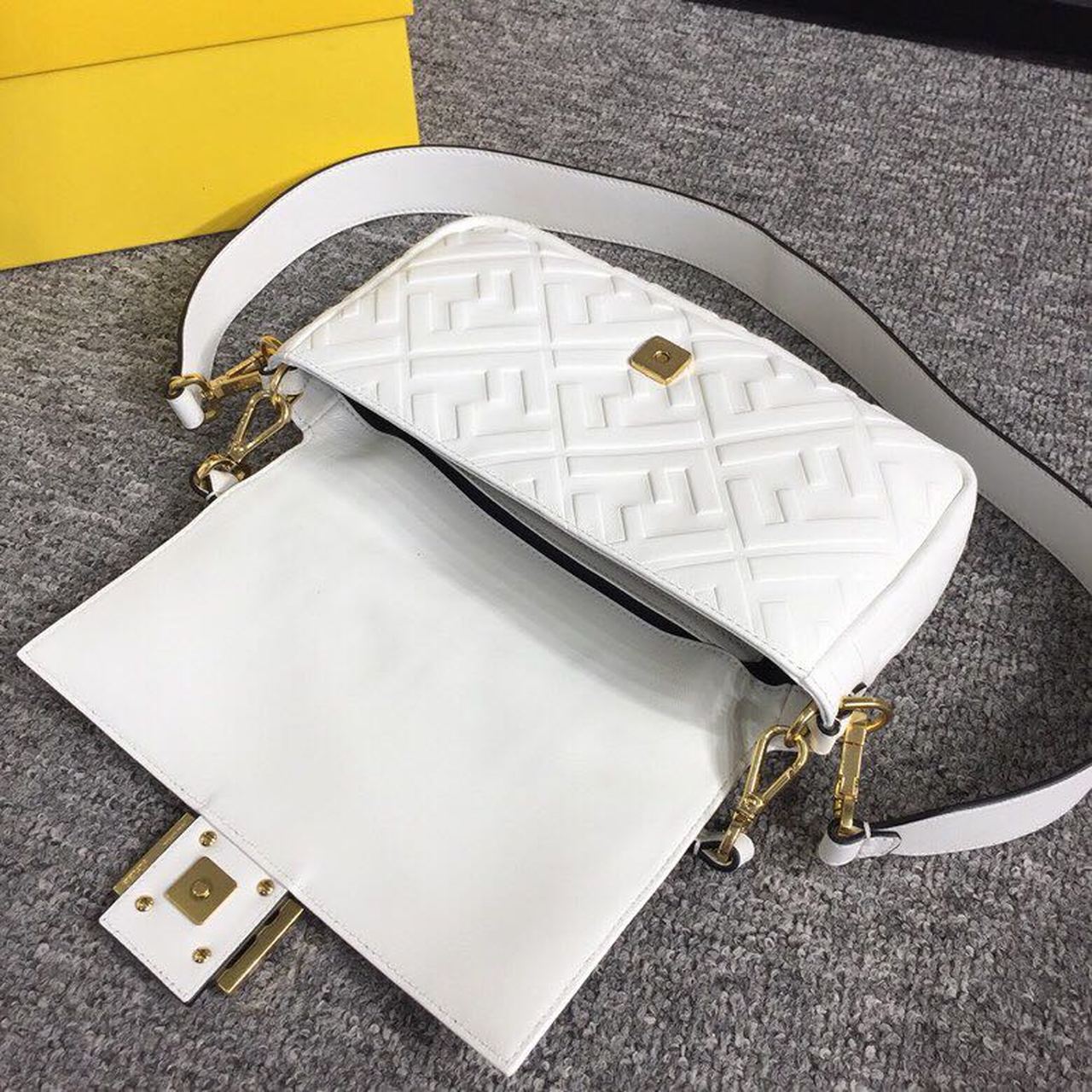 FI Baguette Nappa White For Women, Women’s Handbags, Shoulder And Crossbody Bags 10.6in/27cm FF 8BR600A72VF15AO