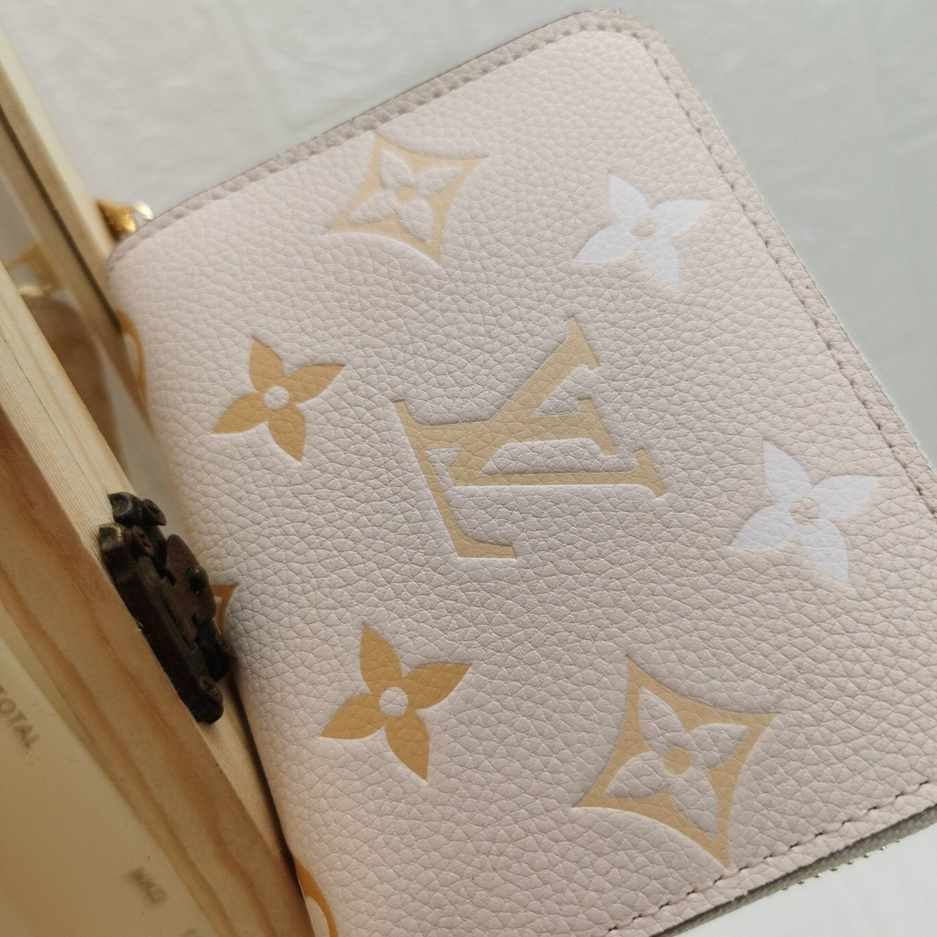 CN - New Collection Wallet LUV 110
