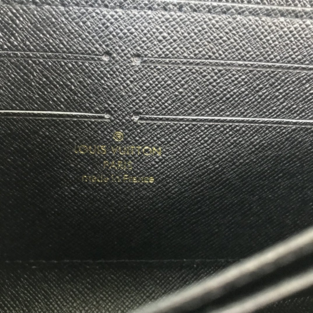 CN - New Collection Wallet LUV 025