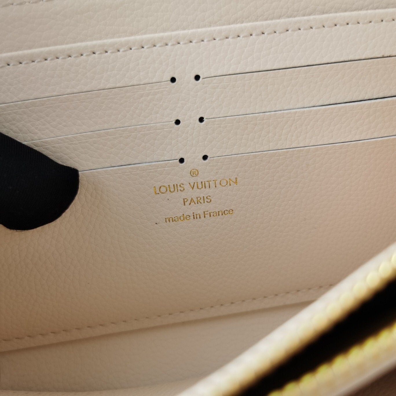 CN - New Collection Wallet LUV 107