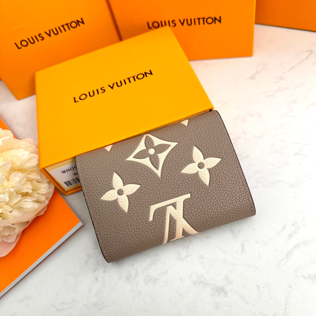CN - New Collection Wallet LUV 136