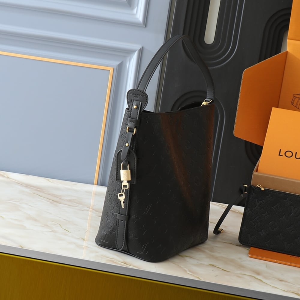 LV ALL IN GM BLACK 30CM M13044