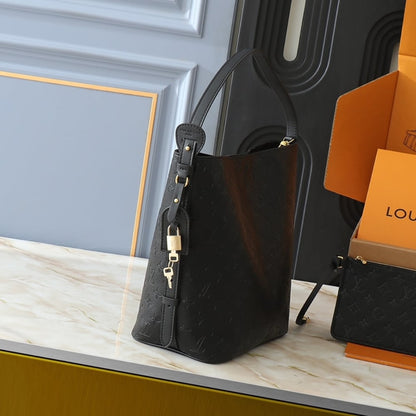 LV ALL IN GM BLACK 30CM M13044